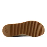 Championes urbanos New Balance modelo 574, color crema con detalles en blanco, verde y marrón, confeccionados en gamuza y malla, con logo "N" característico en los laterales y entresuela alta.