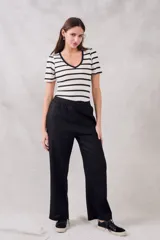 Pantalón negro de lino y viscosa, de tiro medio y corte recto, con cintura elástica.