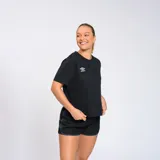 Remera deportiva de manga corta marca Umbro, color negro, con cuello redondo y el logo de la marca bordado en el pecho.