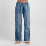 Pantalon O'Neill modelo Kimmie de denim azul con diseño rayado, tiro medio y pretina elástica con cordón de ajuste.