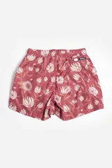 Short de baño de secado rápido con estampado floral sobre fondo azul. Cuenta con cintura elástica con cordón ajustable, bolsillos laterales y logo aplicado en goma.