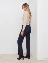 Pantalón de vestir marrón de la marca Zac & Rachel, corte recto, con bolsillos metálicos simulados en la parte delantera y bolsillos ojal simulados en la parte trasera.