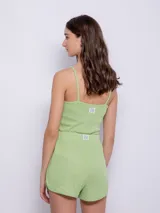 Short negro de tela texturada con elástico en la pretina y cordón para ajustar.