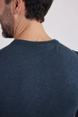 Sweater de punto liso, color azul, con escote redondo y manga larga.