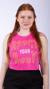 Top deportivo corto color rosa fucsia, sin mangas y con cuello redondo. Estampado frontal con el texto "Respect Your Body" en letras amarillas con contorno y la palabra "Your" en blanco.