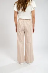 Pantalón de vestir de tiro alto, color beige con rayas verticales blancas, corte palazzo.