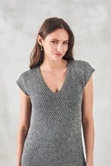 Vestido midi tejido con lurex, color gris oscuro, con escote en V y mangas cortas.