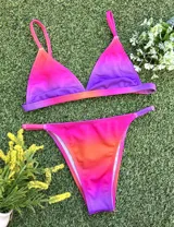 Conjunto de bikini con corpiño triangular fijo y bombacha vedetina regulable.