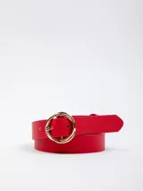 Cinturón rojo de símil cuero, de 2,5 cm de ancho, con hebilla circular dorada.