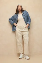 Pantalón negro de corte recto, con bolsillos laterales y recortes tipo cargo.