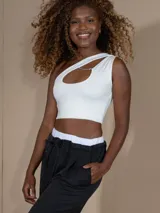 Top blanco de acetato, con escote asimétrico, un solo tirante y detalle de cadena plateada en el escote.