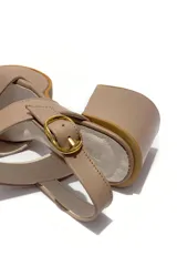 Sandalia de cuero color visón con plataforma y taco cuadrado. Ajuste con hebilla dorada lateral.