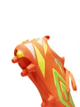 Championes de fútbol Umbro modelo Hit HG, color negro con detalles en rosa fucsia y verde azulado/plateado. Tienen cordones negros y suela con tapones cortos (HG).