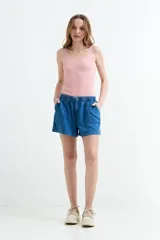 Short de jean azul con cintura elastizada, bolsillos delanteros aplicados y diseño cómodo.