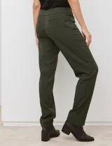 Pantalón de vestir verde oscuro, marca Zac & Rachel, con pretina con faja interna modeladora y bolsillos rectos delanteros y traseros simulados.
