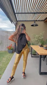 Calza larga de lycra azul metalizada, tiro alto y corte ajustado.