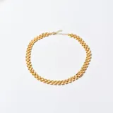 Collar corto dorado con eslabones gruesos.