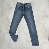 Pantalón de jean azul nevado, corte semi chupín, con bolsillos delanteros y traseros.