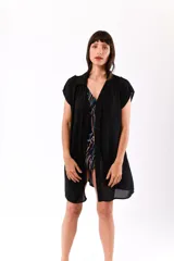 Camisa de playa celeste de jean con mangas cortas y botones.