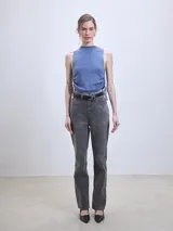 Jeans de mujer tiro alto, corte recto, color gris oscuro lavado.