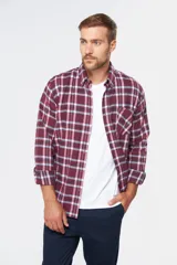 Camisa de viyela tipo leñadora con diseño a cuadros en tonos borgoña, blanco y gris. Manga larga con bolsillo en el pecho y botones en el cuello.