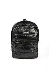 Mochila azul acolchada con cierre superior y bolsillo frontal con cierre.