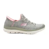 Championes deportivos Skechers Hands Free Slip-ins Summits Everyday Set, color gris con detalles en rosa. Diseñados con Heel Pillow, capellada de malla jaspeada elástica, cordones elásticos fijos y plantilla acolchada Skechers Air-Cooled Memory Foam.