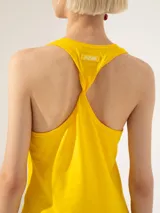 Musculosa de algodón pima color amarillo vibrante, con escote redondo y espalda con detalle de nudo.