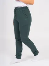 Pantalón de jogging gris melange, corte babucha, con cintura elástica ajustable con cordón y puños en los tobillos. Confeccionado en tejido de punto sin felpa.