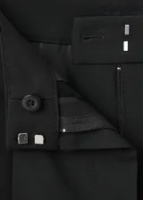 Pantalón de vestir negro de corte wide leg, con tiro medio, detalle de pinzas frontales y cierre con botón, gancho y cremallera.