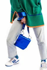 Bandolera azul de cuero vacuno con correa trenzada hecha a mano, forro interior y cierre con broche imán.