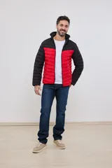 Campera capitoneada con capucha, con cambio de color tipo colorblock en verde militar y negro.