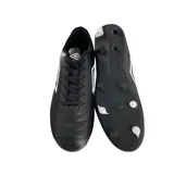 Championes de fútbol Umbro Clasicc II HG, color negro con logo Umbro en blanco.
