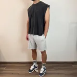 Short de algodón gris melange con cintura elástica y cordón de ajuste, de corte holgado y ruedo sin costura.