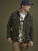 Campera de algodón color azul marino con cuello alto, cierre frontal con cremallera y botones a presión, cuatro bolsillos frontales con solapa y puños con botón.