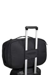 Bolso de mano Thule Subterra de 40 litros color negro, convertible en mochila.