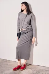 Falda midi gris de algodón con cintura elástica y corte ajustado.