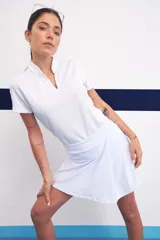 Falda blanca con calza corta incorporada.