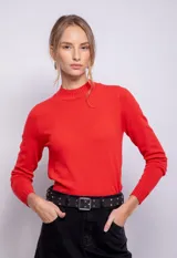 Polera gris de tejido de punto, cuello alto y mangas largas.