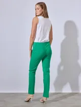 Pantalón blanco de gabardina elastizada, marca Zac & Rachel. Con pretina con pasadores, botón y cierre. Delantera con tres bolsillos. Trasera con bolsillos ojal.
