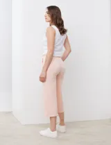 Pantalón capri color rosa claro de jersey marca Cupio, con pretina ancha elastizada, lazo de ajuste y bolsillos inclinados en la parte delantera.