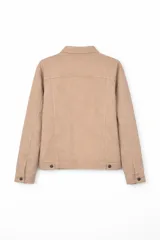 Campera de jean clásica en color azul, con cierre frontal de botones metálicos, dos bolsillos con solapa en el pecho y dos bolsillos laterales. Presenta costuras reforzadas y puños abotonados.