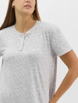 Camisón corto René Rofé de corte recto y textura acanalada, color blanco con estampado floreado en tonos celestes. Con mangas cortas, escote redondo y pechera frontal con abotonadura parcial.
