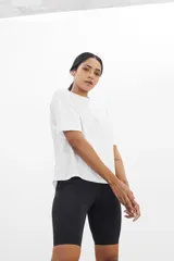 Remera blanca de algodón con mangas cortas amplias y etiqueta de goma en el lado izquierdo.