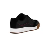 Zapatillas urbanas Osiris modelo Carrera, color negro con detalles en rojo y suela marrón.