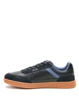 Championes Cat modelo Pause Retro, de diseño urbano con capellada combinada en cuero napa y gamuza en color negro. Presenta detalles en azul en los laterales y el interior, cordones estampados y una suela de goma color caramelo con textura de panal.