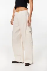 Pantalón cargo color beige de tiro bajo y corte ancho, con bolsillos laterales utilitarios.