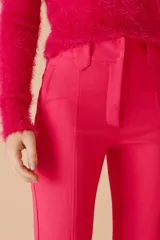 Pantalón negro de vestir con corte recto y aberturas en el ruedo.