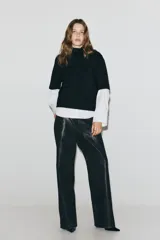 Top de punto de manga corta con cuello alto acanalado y terminaciones en rib en puños y bajo.