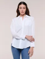 Camisa de satén blanca de la marca Floral & Ivy, con cuello con solapa, cierre frontal de botones, manga larga con puño ancho y bolsillo aplicado en el pecho.